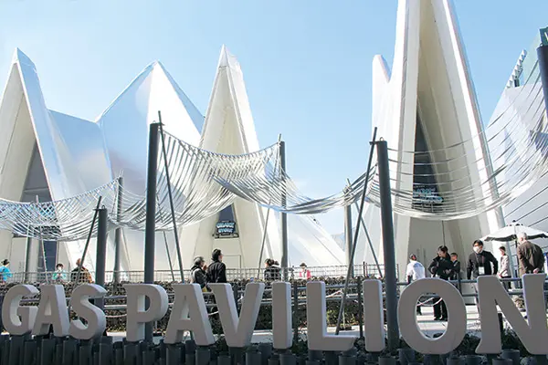 三角形のユニークな外観をしたガスパビリオン(3月18日撮影)