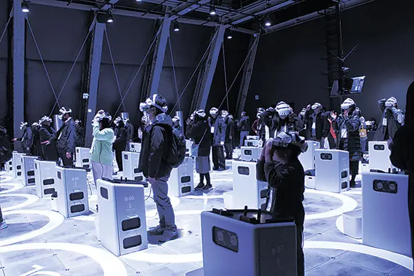 XRゴーグルをつけ、おばけの世界を体感