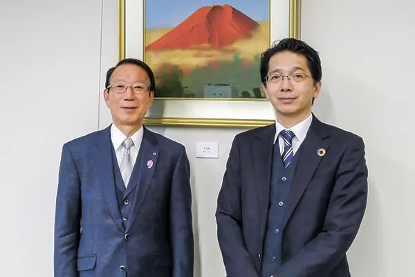 インタビューに答える吉野理事長（写左）と推薦人の守口市の不動産業、東洋生興の前川正敏専務