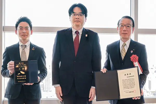 （左から）枚方信用金庫業務部 荒木誠部長代理、経済産業省 中小企業庁岡田智裕経営支援部長、吉野理事長