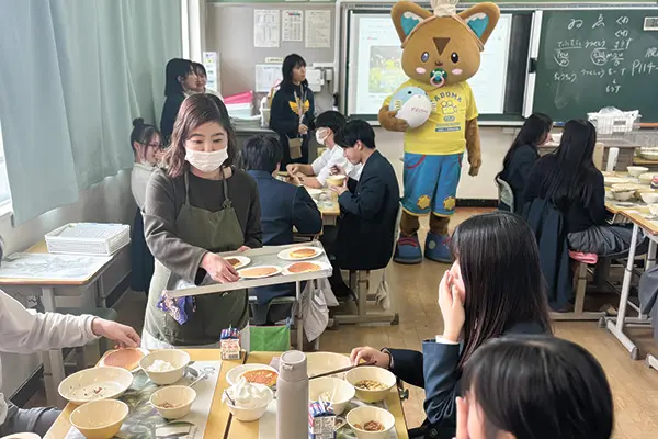 パンケーキと生クリームが生徒に配られ、「ありがとう!」の声が方々から聞こえた。