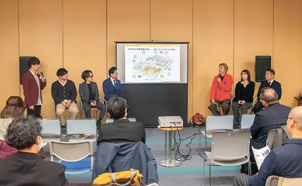 トークイベントに参加した（左から）U.K.さん、立ち呑みスタンドドッコイショ代表の貴島さん、
beleefグループ代表の川浦さん、瀬野市長、和田さん、宇田さん、本紙記者