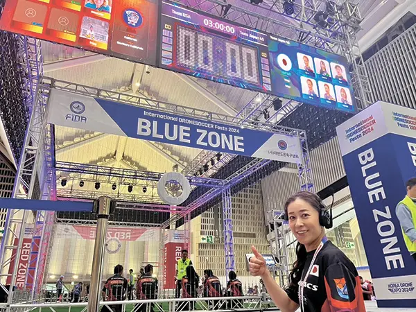 ドローンサッカーフィールドで笑顔輝く杉田さん