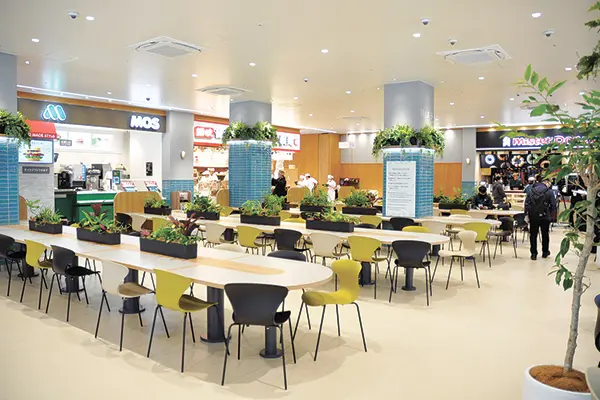 うめきたグリーンプレイス2階のフードコート