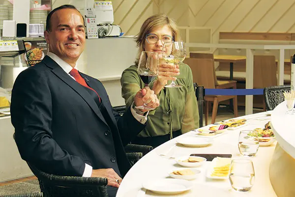 米国農産物貿易事務所のエリク・ハンセン所長（左）とオーストラリア総領事館のマーガレット ボーエン総領事