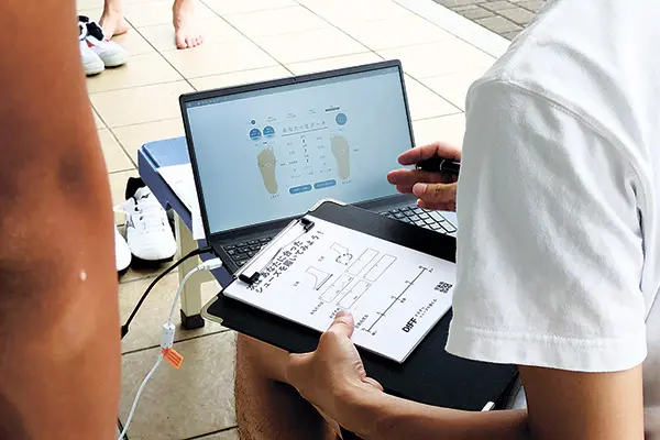 足長、足幅だけではなく、つま先のタイプやヒールアングルなども測る