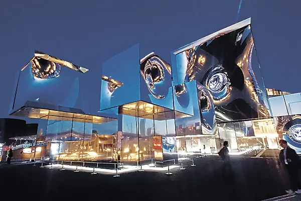 落合陽一さんがデジタルと自然が融合する世界を表現した「ヌルヌル」。外観は鏡のように反射する特殊な膜で覆われている