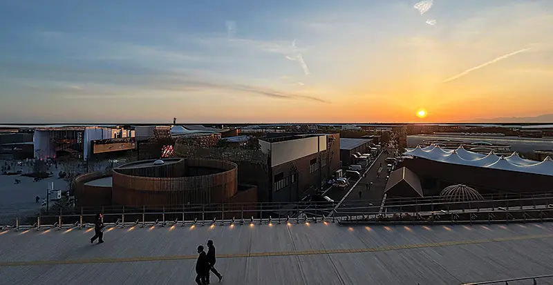 1周2㌔の大屋根リングからは美しい夕日が眺められる