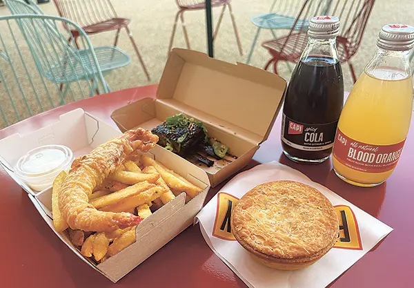 オーストラリア館の「カフェKOKO」でしばし小休憩。手前右から時計回りにオージーミートパイ、エビ&チップス、ラム肉スペアリブ、コーラ、ブラッドオレンジジュース