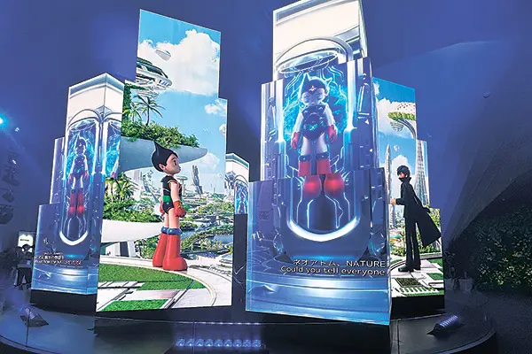 上下水平に移動したり回転したりする約2㍍四方のLEDキューブ27個に映し出される躍動感ある映像でネオアトムが生まれる物語を楽しめる