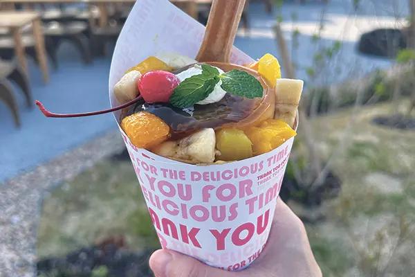 「好きやねん大阪フードコートWEST SIDE店」で販売している大阪ミックスジュースクレープ(1738円)。ボリュームたっぷりだ。