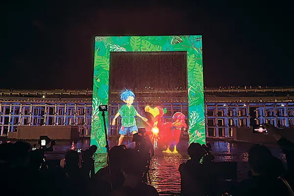 日没後に繰り広げられる水上ショー。アオとドードーの出会いの様子