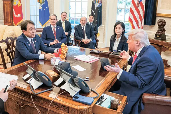 赤沢担当相らが日米関税交渉のため訪米し、トランプ大統領と会談した=2025年4月16日、アメリカ、ワシントン(提供:Molly Riley/White House/ZUMA Press/アフロ)