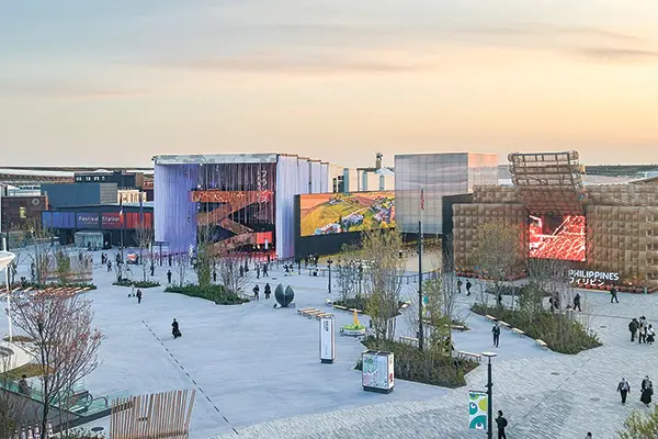 大屋根リングの上から各国のパビリオンが見渡せる