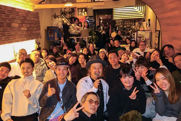着席型のアコースティックライブ「TSUYO’S　Cafe」と題した活動を全国で展開中。写真は土居での活動の様子
