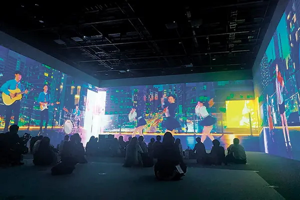 3面の巨大マルチスクリーンにK-POPや韓国の未来社会が映し出される