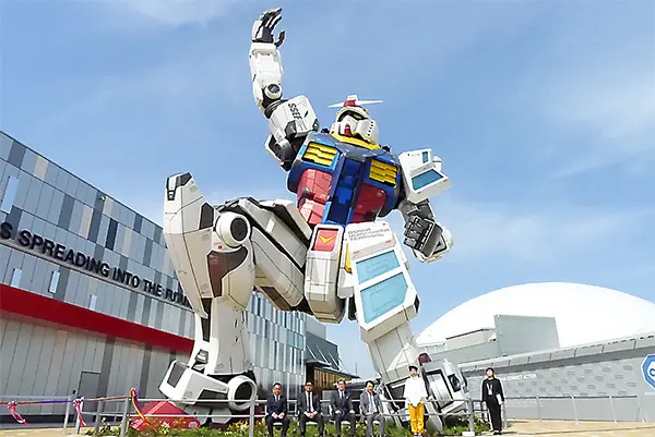 屋外には実物大のガンダム像が展示されている