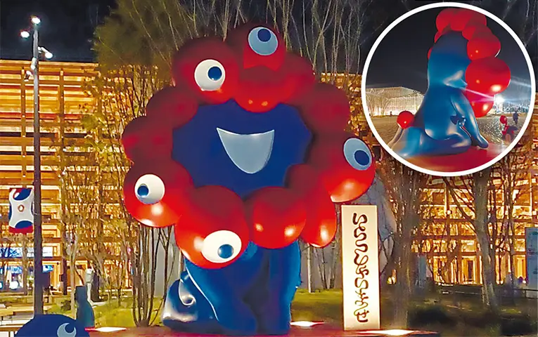 西ゲートから入ると迎えてくれるミャクミャク。正座しておもてなししてくれているのがかわいい