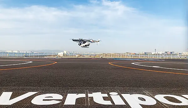 会場でデモフライトを行う空飛ぶクルマ