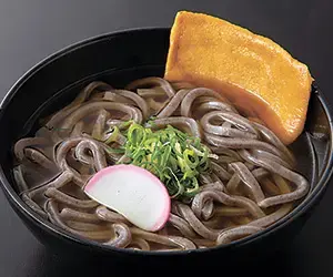 黒い麺が特徴の「きつね隠れうどん」