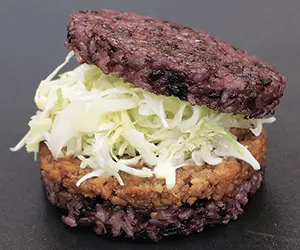 黒影米のバンズで挟んだ「忍者バーガー」