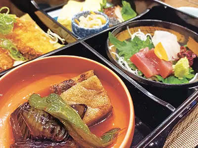 週替わりで内容が変わる本日のランチ1200円。お造りやだし巻き、季節の小鉢などボリュームある内容。これにミニデザートもつく