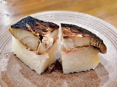 思ったよりボリュームのある「焼鯖棒寿司」。食べやすいように縦にも包丁を入れる心遣いがうれしい