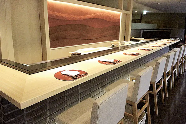 鮨×鉄板焼「彩（いろどり）