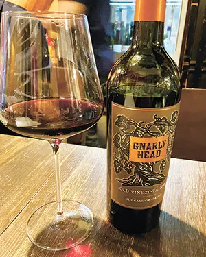 ワインにも詳しいマスター。ジンファンデルなど赤も白も泡も豊富