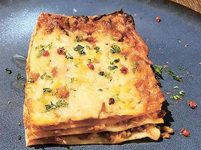 「案外イタリアンに行くとマンマの味ってないんですよね～」と作ったラザニア。ムチムチ生地にボロネーゼがみっしり、食べ応え満点