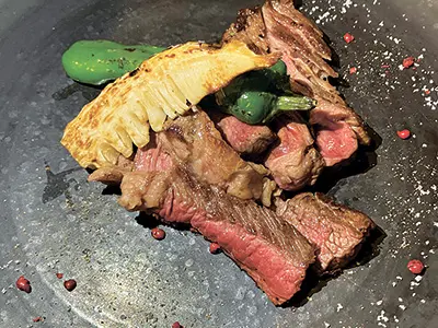 アンガス牛のサーロインステーキ（写真はおまかせコースのポーション）