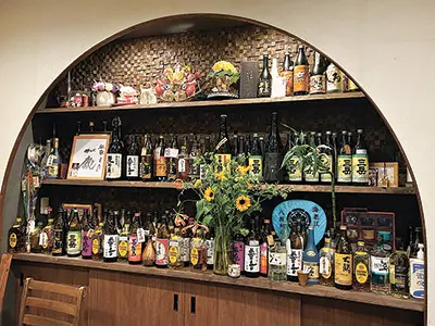 常連客がキープするお酒の棚。店主によると「良いお客様が多い」とか