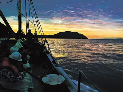 漁場に向け出発。朝焼けが美しい