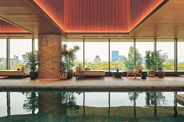 大阪城のパノラマビューを楽しめる室内温水プール