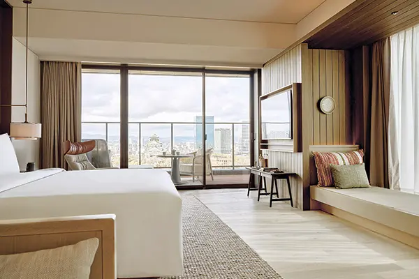 床から天井までの大きな窓のあるジュニアスイート。右側にあるのはソファとしても利用できる畳スペース