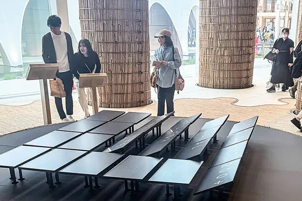 精巧に作られた太陽光パネルの展示