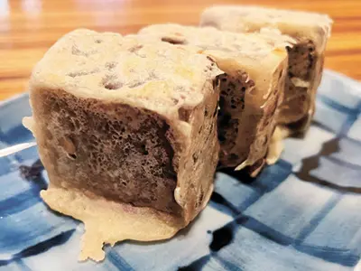 甘さ控えめ、手土産にも最適な名物のきんつば＝出入橋きんつば屋