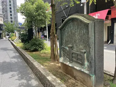 川を挟んだ北の歓楽街を「曽根崎新地」、商業地として発展した南を「堂島新地」と呼んだ。1909（明治42）年の北の大火で架けられた橋の多くが焼失