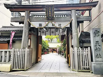 縁結びのご利益で知られる「お初天神」。恋人の聖地として若い世代に人気を集めている。