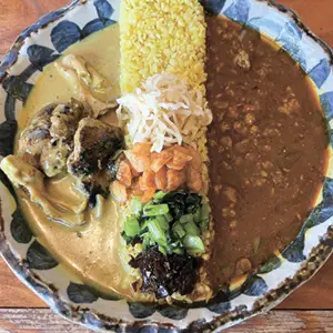 ツウな2種1300円（税込み）
限定メニュー ゴロゴロチキンと香るマイタケの出汁クリームカレー
レギュラーメニュー もち豚醤油キーマ