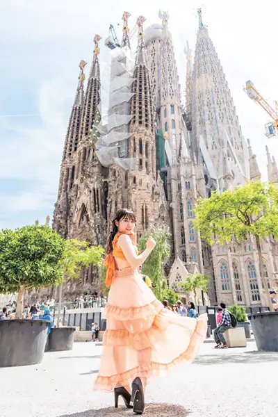 ヨーロッパ遠征中に訪れた、スペイン・バルセロナのサグラダ・ファミリア前で。世界を巡った経験が、実輝さんの感性を育んだ撮影=Lumi Ishii