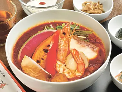 薬膳海鮮麻辣湯春雨（小鉢3種、中国茶、デザート付き）1800円（税込み）