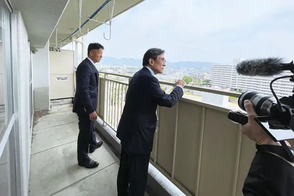 バルコニーからの眺望を確かめる舩井社長（左）と松井市長