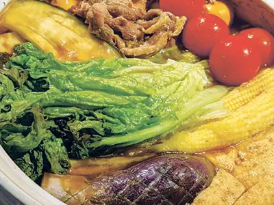 ひね鶏すき焼きコースは突き出し、鶏刺し3種、若鶏から揚げ、すき焼き、〆のご飯が付いて4800円