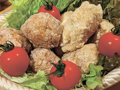 ひね鶏すき焼きコースは突き出し、鶏刺し3種、若鶏から揚げ、すき焼き、〆のご飯が付いて4800円