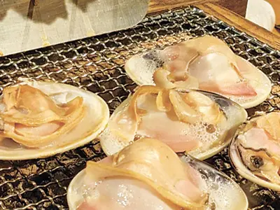 山海囲炉裏満喫コースは5800円。ミニサイズの囲炉裏で海鮮や野菜など季節の食材を炭火焼きする