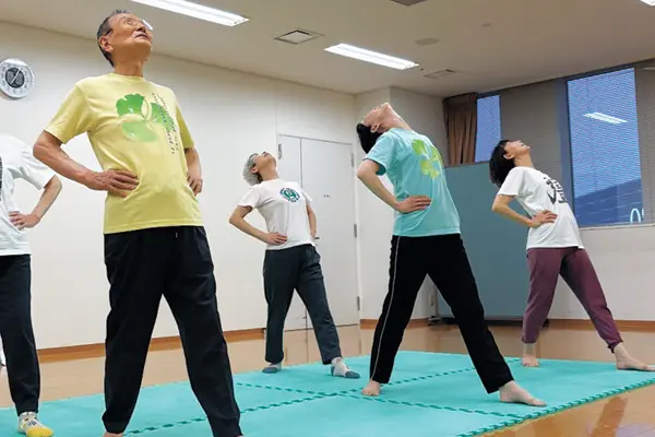健康体操「自彊術」に取り組む山本会長。場所はNHK文化センター(大阪市北区角田町8─1 大阪梅田ツインタワーズ・ノース17階)、電話06(6367)0880