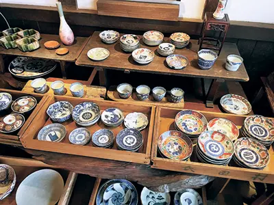 古伊万里などの食器も販売