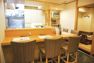 個室は接待にピッタリ。カウンターは1人客も大歓迎。