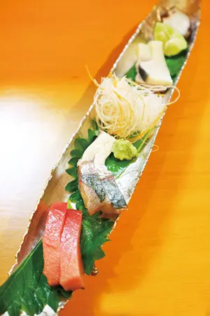 お造りは、燕三条の作家によるモダンな器で。マグロのトロ、活鯖、明石のタコ、鯨ベーコン。絶妙な温度で低温調理したタコは、生よりみずみずしい弾力がある。